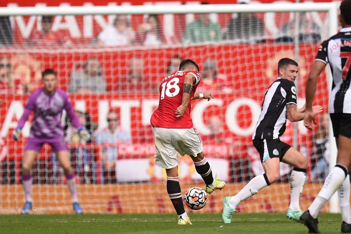 Ronaldo tỏa sáng với cú đúp, Man United thắng đậm Newcastle để vươn lên ngôi đầu Ngoại hạng Anh - Ảnh 8.