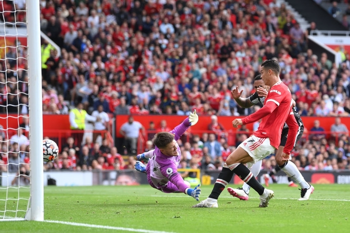Ronaldo tỏa sáng với cú đúp, Man United thắng đậm Newcastle để vươn lên ngôi đầu Ngoại hạng Anh - Ảnh 4.