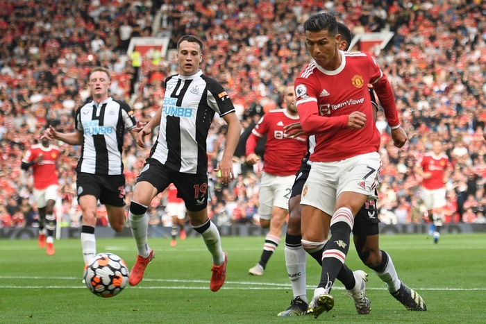 Ronaldo tỏa sáng với cú đúp, Man United thắng đậm Newcastle để vươn lên ngôi đầu Ngoại hạng Anh - Ảnh 6.