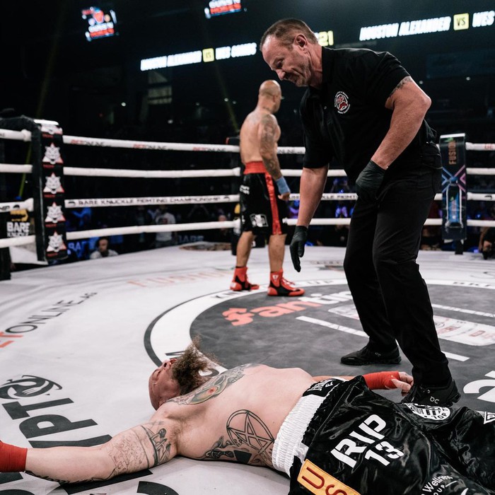 Sau khi hạ đo ván đối thủ trên sàn boxing tay trần, cựu võ sĩ UFC suýt bị xử thua vì một thói quen thời còn đấu MMA - Ảnh 3.