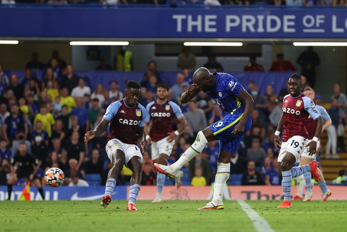 Romelu Lukaku hoàn tất cú đúp vào lưới Aston Villa