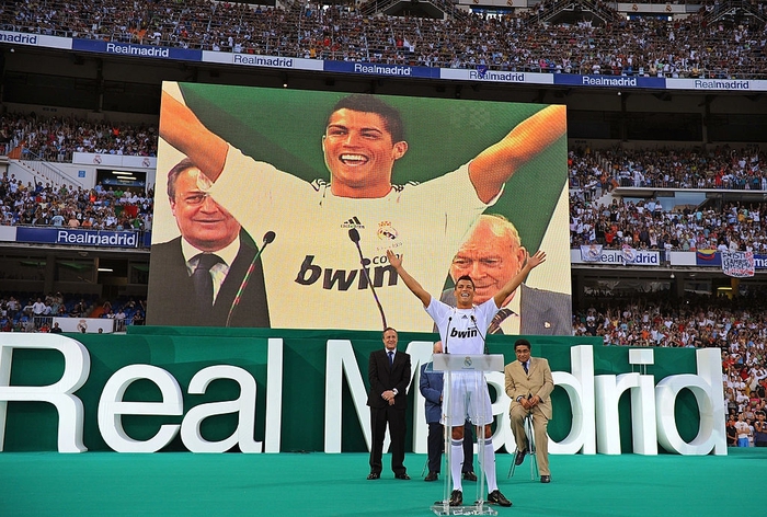 Ronaldo gia nhập Real Madrid năm 2009