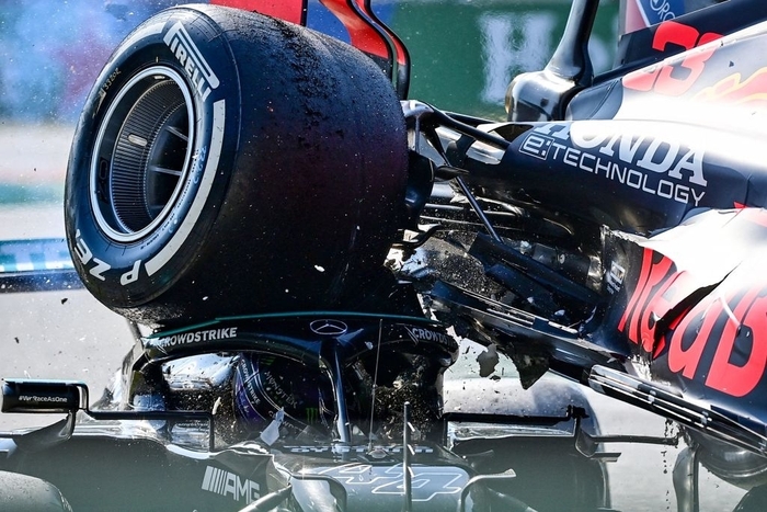 Tai nạn kinh hoàng: Hai tay đua cạnh tranh chức vô địch F1 húc nhau dữ dội, suýt gây ra thảm kịch - Ảnh 4.