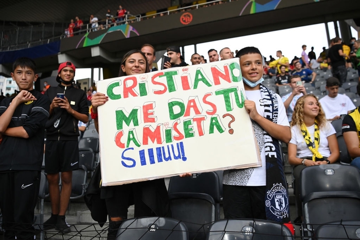 Fan Young Boys mang băng rôn, bảng tên để cổ vũ Ronaldo - Ảnh 1.