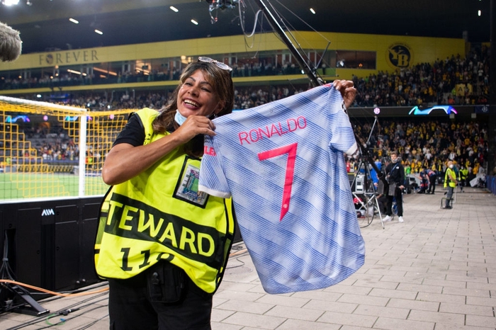 Nhân viên an ninh được tặng áo số 7 huyền thoại sau khi bị Ronaldo đá bóng trúng đầu - Ảnh 1.
