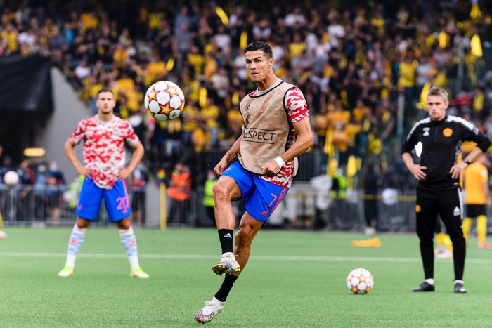 Ronaldo vô tình đá bóng trúng đầu nhân viên an ninh - Ảnh 1.