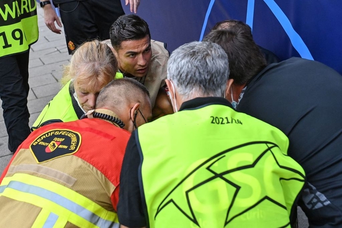 Ronaldo vô tình đá bóng trúng đầu nhân viên an ninh - Ảnh 5.