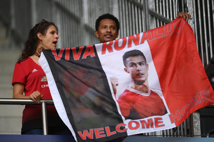 Fan Young Boys mang băng rôn, bảng tên để cổ vũ Ronaldo - Ảnh 3.