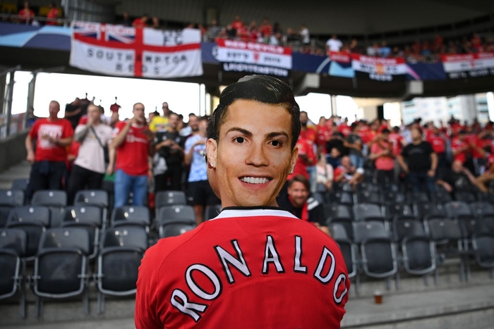 Fan Young Boys mang băng rôn, bảng tên để cổ vũ Ronaldo - Ảnh 4.