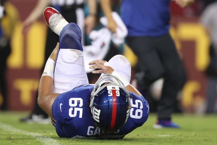 Cầu thủ bóng bầu dục Mỹ gây ớn lạnh với chấn thương gãy chân - Ảnh 5.
