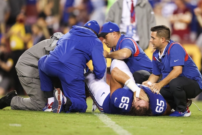 Cầu thủ bóng bầu dục Mỹ gây ớn lạnh với chấn thương gãy chân - Ảnh 9.