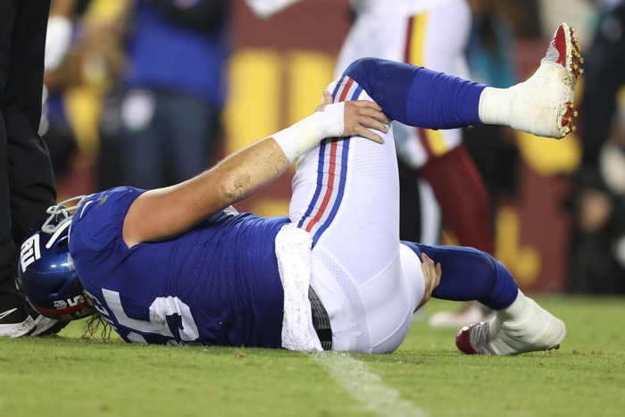 Cầu thủ bóng bầu dục Mỹ gây ớn lạnh với chấn thương gãy chân - Ảnh 2.