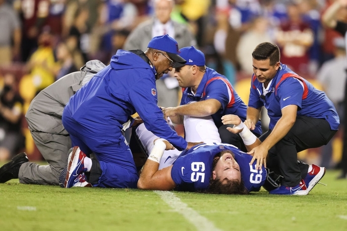 Cầu thủ bóng bầu dục Mỹ gây ớn lạnh với chấn thương gãy chân - Ảnh 8.