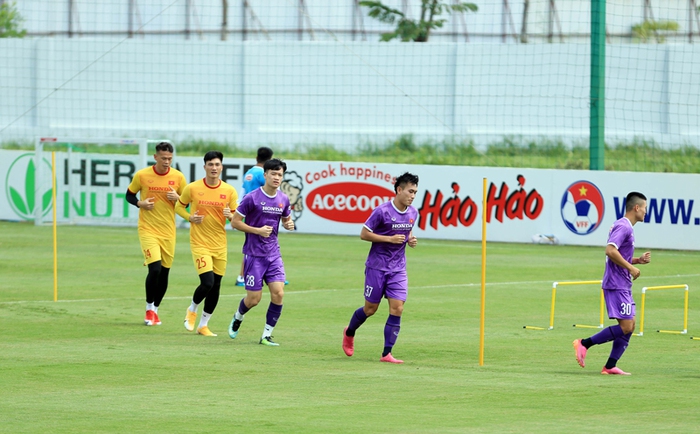 HLV Park Hang-seo bổ sung 2 cầu thủ U22 Việt Nam lên đội tuyển quốc gia - Ảnh 1.