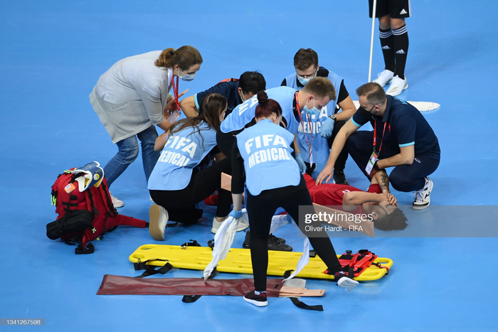 Tuyển thủ futsal Việt Nam chấn thương nặng, rời sân bằng cáng trong trận gặp CH Czech - Ảnh 4.