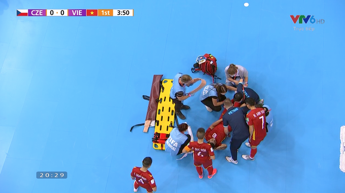 Tuyển thủ futsal Việt Nam chấn thương nặng, rời sân bằng cáng trong trận gặp CH Czech - Ảnh 5.