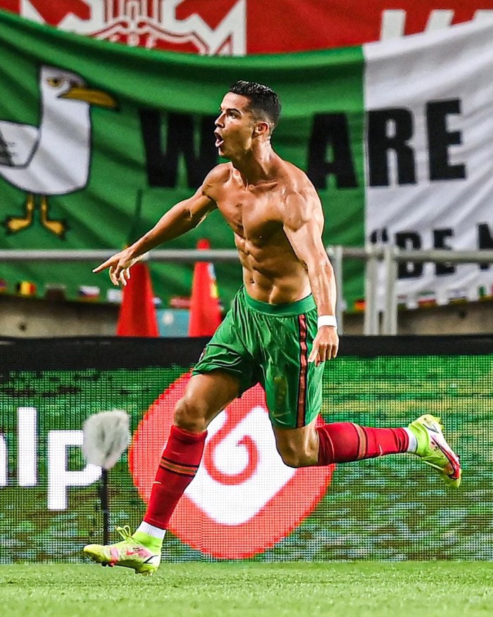 Cận cảnh body miễn chê mọi góc ở tuổi 36 của Ronaldo trong ngày tạo ra kỷ lục khiến tất cả phải ngước nhìn - Ảnh 1.