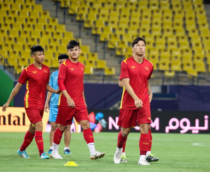 Tuyển Việt Nam làm quen sân Mrsool Park, sẵn sàng cho trận đấu đầu tiên trong lịch sử - Ảnh 4.