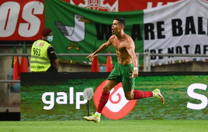 Mừng trở về MU, Ronaldo tạo nên cú twist kinh điển: Đá hỏng phạt đền nhưng kịp quay xe ghi 2 bàn ở những phút cuối giúp Bồ Đào Nha ngược dòng khó tin - Ảnh 9.