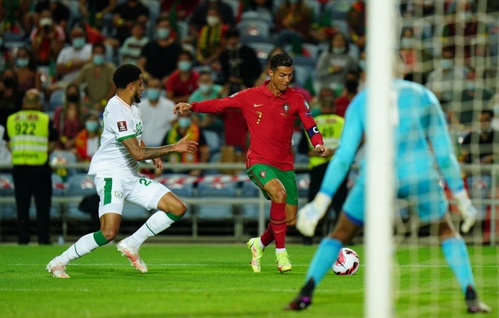 Mừng trở về MU, Ronaldo tạo nên cú twist kinh điển: Đá hỏng phạt đền nhưng kịp quay xe ghi 2 bàn ở những phút cuối giúp Bồ Đào Nha ngược dòng khó tin - Ảnh 6.