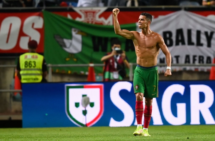Cận cảnh body miễn chê mọi góc ở tuổi 36 của Ronaldo trong ngày tạo ra kỷ lục khiến tất cả phải ngước nhìn - Ảnh 7.