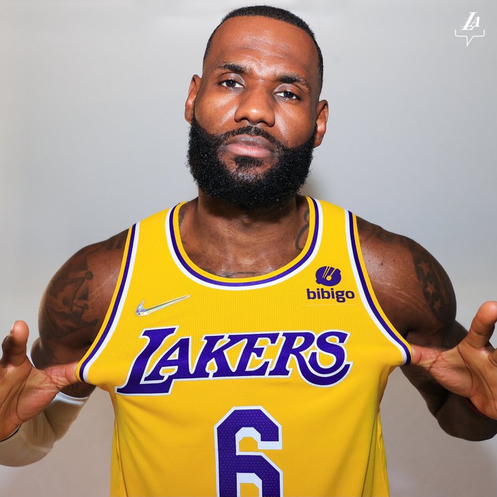 Một logo trên áo đấu Los Angeles Lakers có giá 100 triệu USD