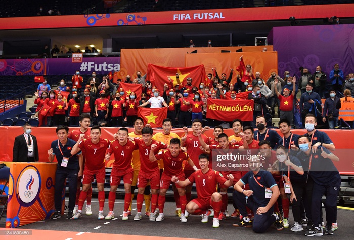 Người hâm mộ Việt Nam phủ đỏ một góc khán đài cổ vũ đội tuyển futsal Việt Nam ở World Cup 2021 - Ảnh 4.
