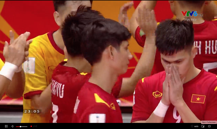 Cầu thủ ghi bàn cho futsal Việt Nam ở World Cup ôm mặt buồn bã sau thất bại, xúc động gửi gắm tâm sự - Ảnh 1.