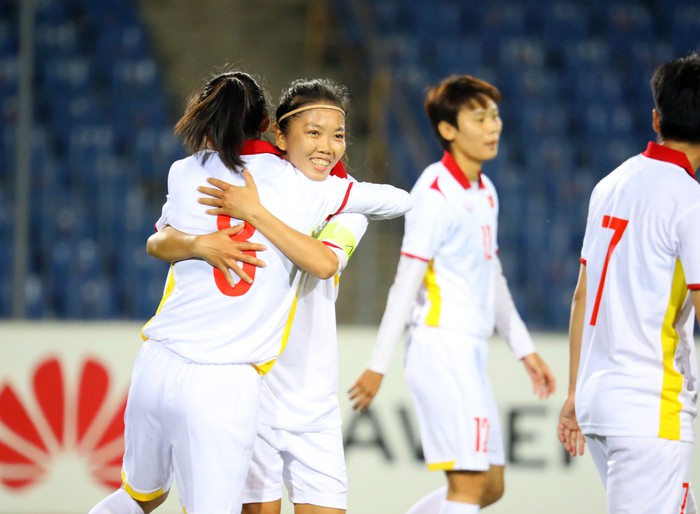 Những khoảnh khắc ấn tượng trong chiến thắng 16-0 của tuyển nữ Việt Nam - Ảnh 1.