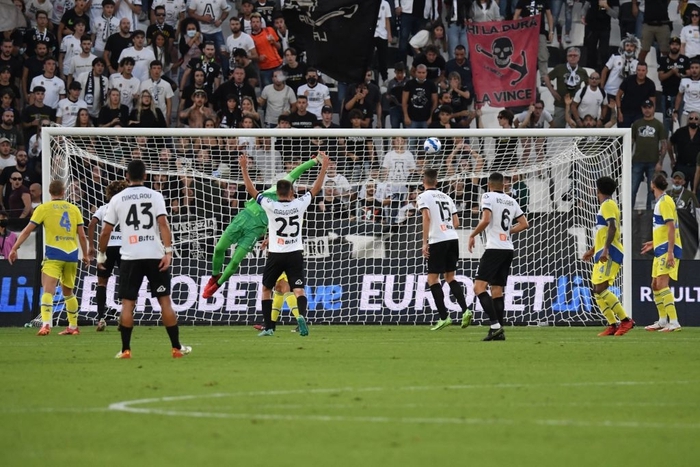 Juventus &quot;toát mồ hôi&quot; với trận thắng đầu tiên tại Serie A - Ảnh 6.