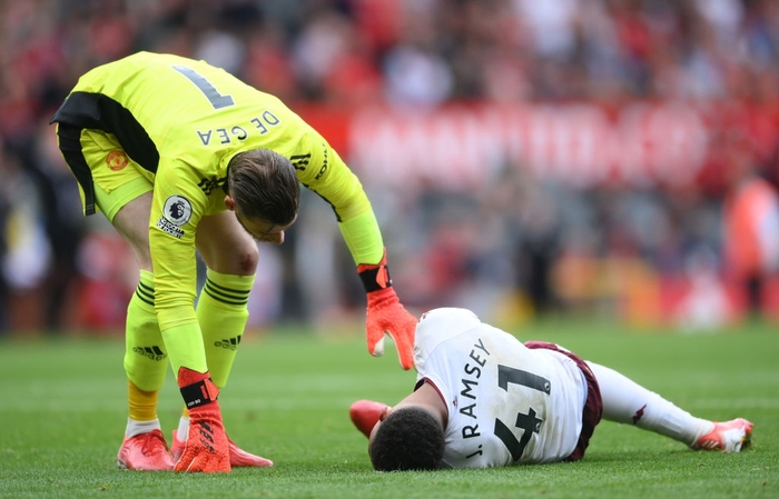 MU thoát khỏi bàn thua nhờ pha trượt chân tai hại của cầu thủ Aston Villa - Ảnh 1.