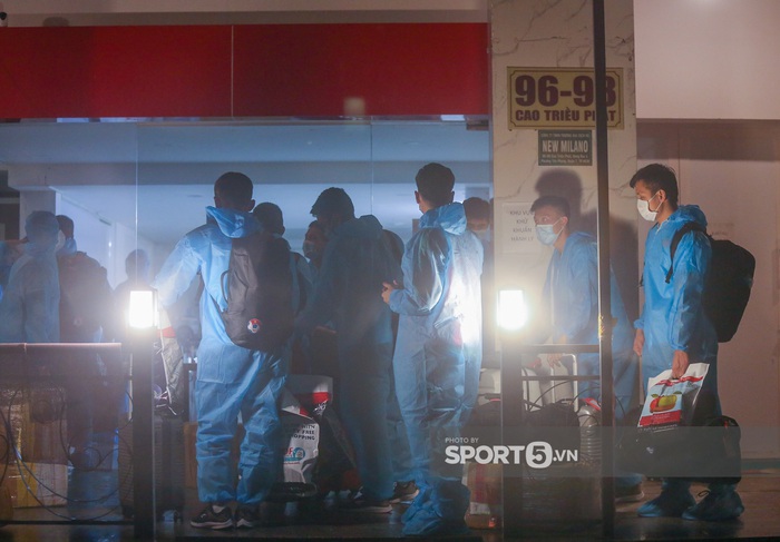 Đội tuyển futsal Việt Nam thầm lặng về khu cách ly tập trung lúc nửa đêm