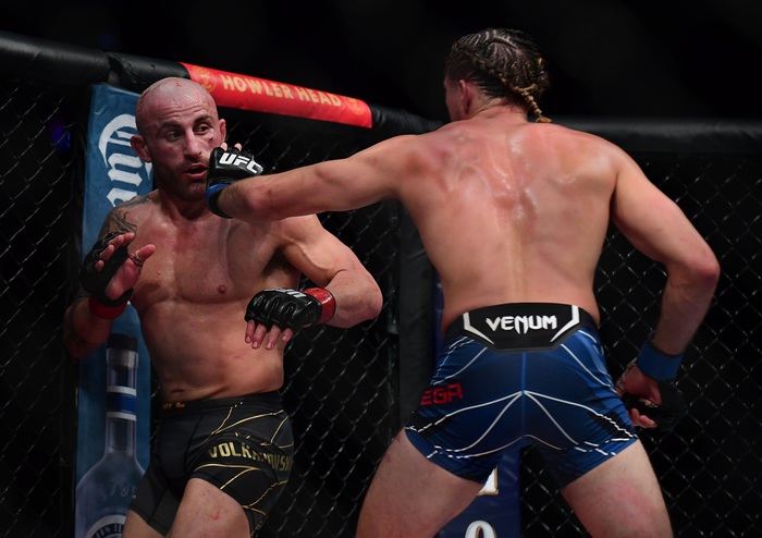 UFC 266: Alexander Volkanovski giữ đai sau trận đại chiến cùng Brian Ortega, đả nữ Valentina Shevchenko có màn trình diễn &quot;hủy diệt&quot; - Ảnh 1.