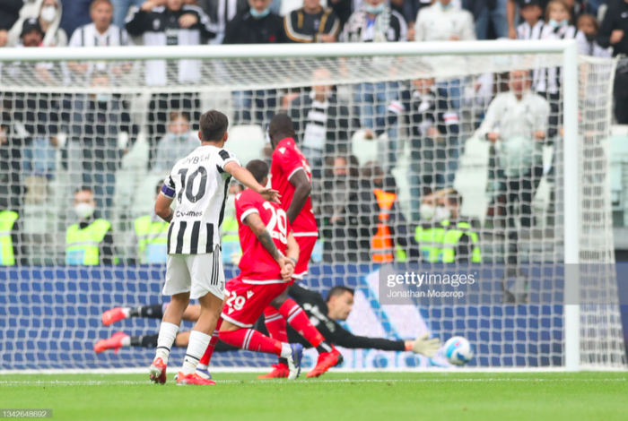 Dybala đau đớn lau nước mắt rời sân vì chấn thương - Ảnh 3.