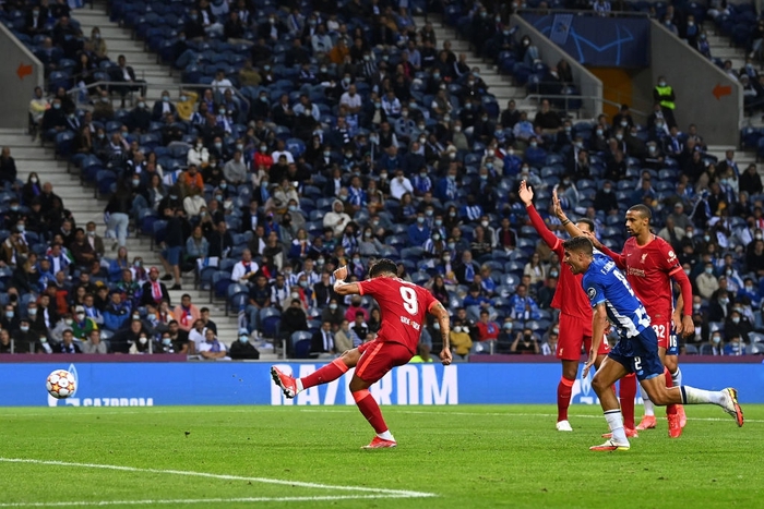 Tam tấu Salah - Mane - Firmino thay nhau lập công, Liverpool đại thắng ở Champions League - Ảnh 10.