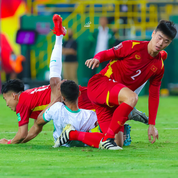 Đội tuyển Việt Nam mệt mỏi ra sân bay về nước sau trận khổ chiến với tuyển Saudi Arabia - Ảnh 4.