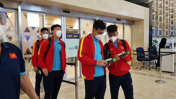 Đội tuyển Việt Nam mệt mỏi ra sân bay về nước sau trận khổ chiến với tuyển Saudi Arabia - Ảnh 3.