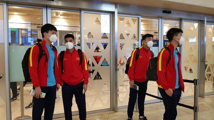 Đội tuyển Việt Nam mệt mỏi ra sân bay về nước sau trận khổ chiến với tuyển Saudi Arabia - Ảnh 2.