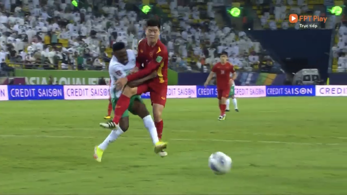 Duy Mạnh dũng cảm cản phá bóng, cứu thua cho đội tuyển Việt Nam - Ảnh 2.