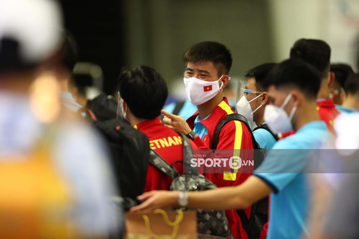 Fangirl nhí nhánh chụp ảnh cùng Văn Toàn trước giờ bay sang UAE đấu tuyển Trung Quốc - Ảnh 12.