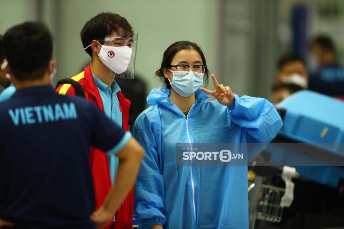 Fangirl nhí nhánh chụp ảnh cùng Văn Toàn trước giờ bay sang UAE đấu tuyển Trung Quốc - Ảnh 8.