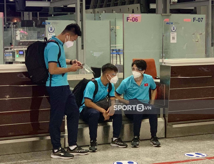 Fangirl nhí nhánh chụp ảnh cùng Văn Toàn trước giờ bay sang UAE đấu tuyển Trung Quốc - Ảnh 7.