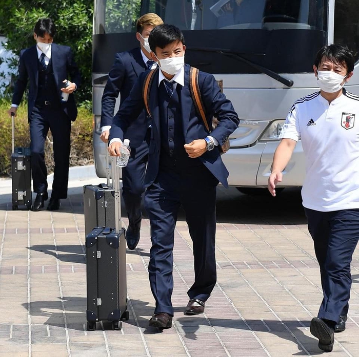 Dàn trai đẹp tuyển Nhật Bản diện đồng phục giá trăm triệu tại sân bay Doha - Ảnh 3.