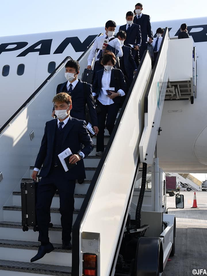 Dàn trai đẹp tuyển Nhật Bản diện đồng phục trăm triệu tại sân bay Doha - Ảnh 1.