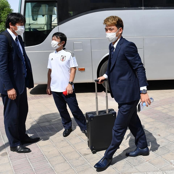 Dàn trai đẹp tuyển Nhật Bản diện đồng phục trăm triệu tại sân bay Doha - Ảnh 4.