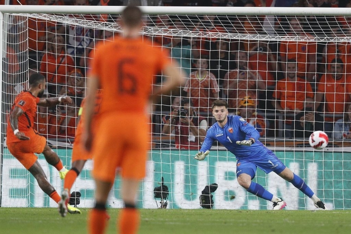 Depay tạo mưa bàn thắng, Hà Lan thắng trận đầu tiên dưới thời Van Gaal - Ảnh 2.
