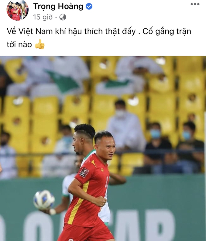 Trở về từ Saudi Arabia, tuyển Việt Nam thích thú với mùa thu Hà Nội - Ảnh 1.