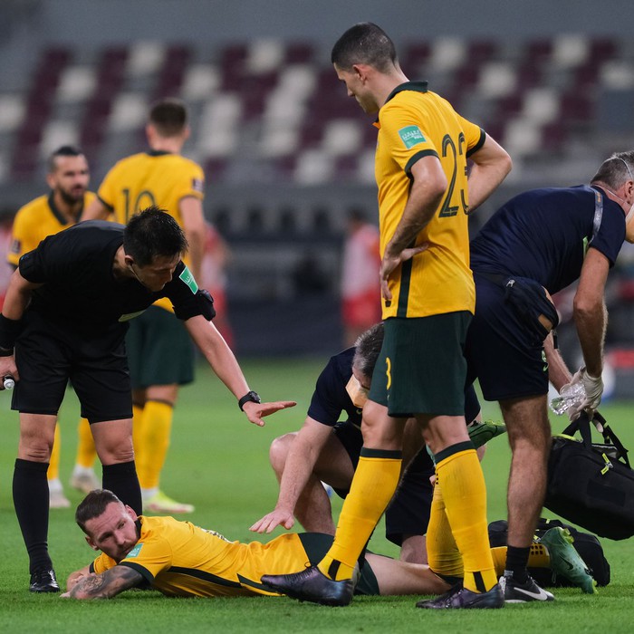 Hai cầu thủ Australia chấn thương trước trận gặp tuyển Việt Nam - Ảnh 1.