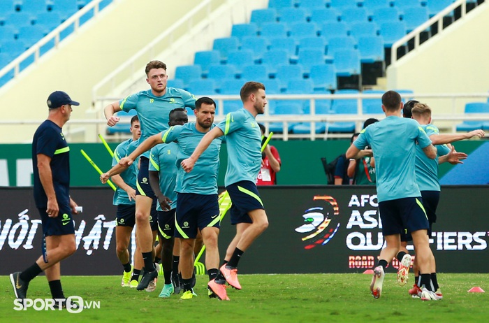 Hậu vệ Australia cao gần 2m thách thức hàng thủ tuyển Việt Nam  - Ảnh 4.