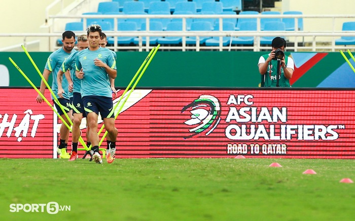 Hậu vệ Australia cao gần 2m thách thức hàng thủ tuyển Việt Nam  - Ảnh 10.